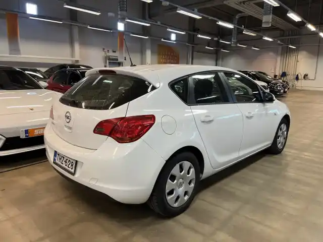 Valkoinen Viistoperä, Opel Astra – THZ-628