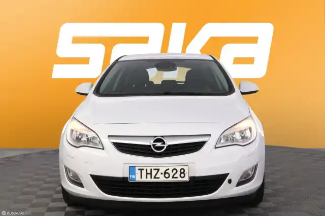 Valkoinen Viistoperä, Opel Astra – THZ-628