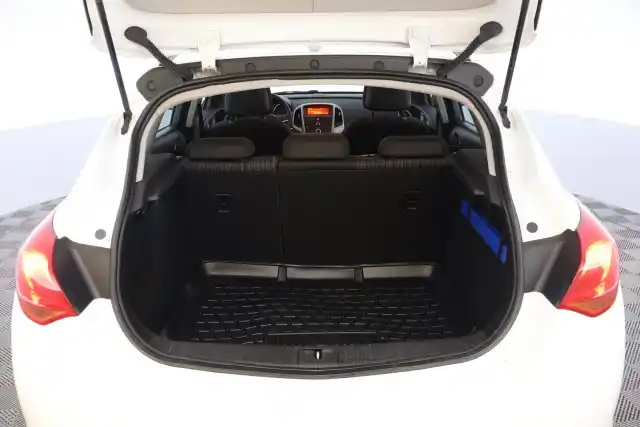 Valkoinen Viistoperä, Opel Astra – THZ-628