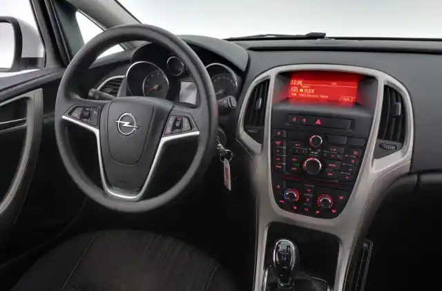 Valkoinen Viistoperä, Opel Astra – THZ-628