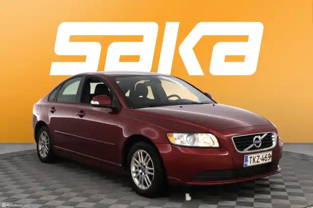 Punainen Sedan, Volvo S40 – TKZ-469