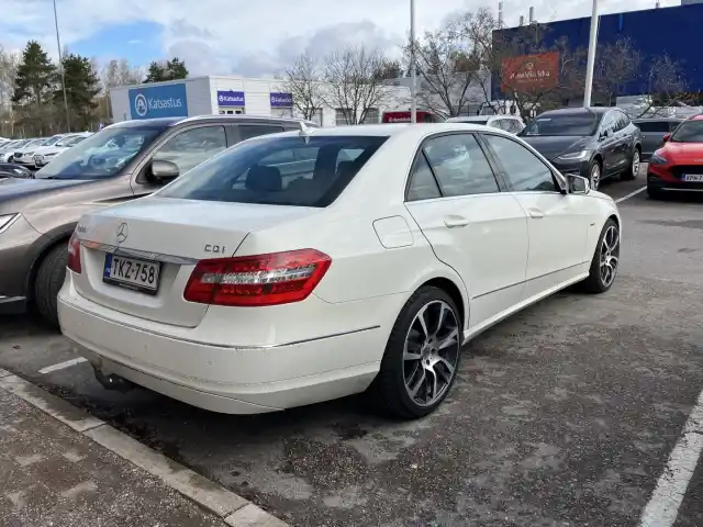 Valkoinen Sedan, Mercedes-Benz E – TKZ-758