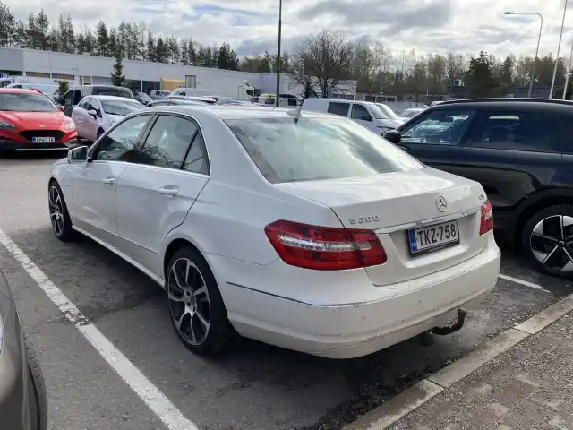 Valkoinen Sedan, Mercedes-Benz E – TKZ-758