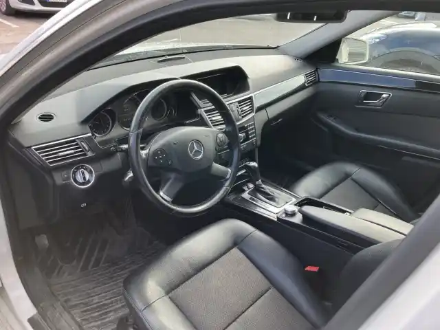 Valkoinen Sedan, Mercedes-Benz E – TKZ-758