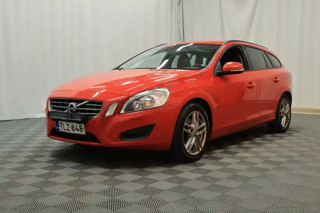 Punainen Farmari, Volvo V60 – TLZ-848