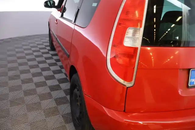 Punainen Tila-auto, Skoda Roomster – TMZ-566