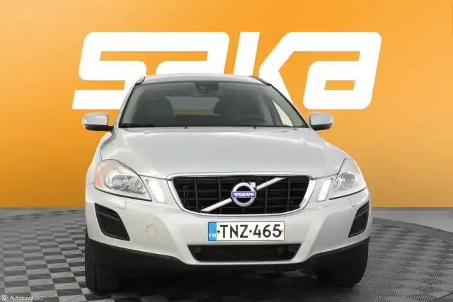 Valkoinen Maastoauto, Volvo XC60 – TNZ-465