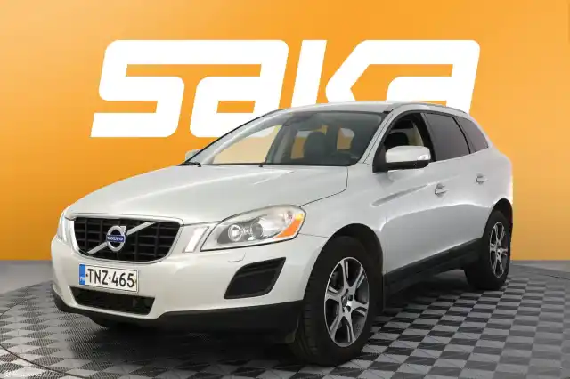 Valkoinen Maastoauto, Volvo XC60 – TNZ-465