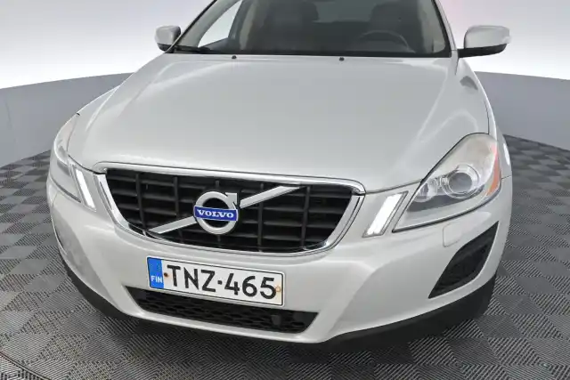 Valkoinen Maastoauto, Volvo XC60 – TNZ-465