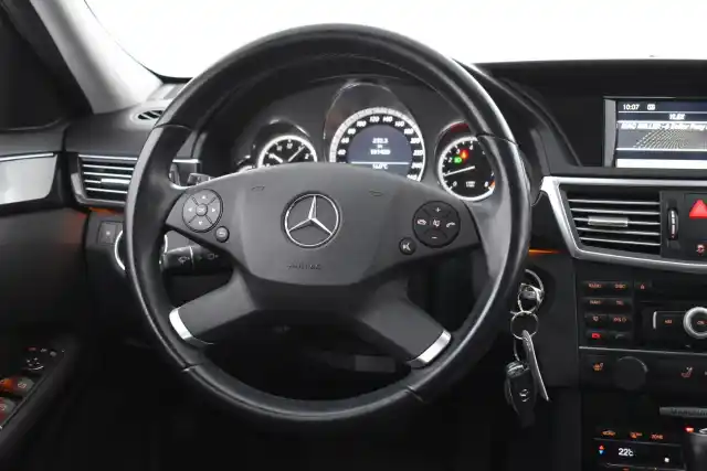 Musta Farmari, Mercedes-Benz E – TNZ-720