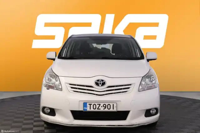 Valkoinen Tila-auto, Toyota Verso – TOZ-901