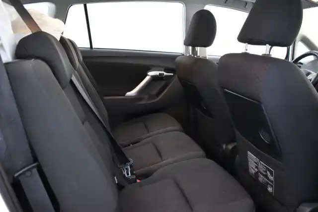 Valkoinen Tila-auto, Toyota Verso – TOZ-901