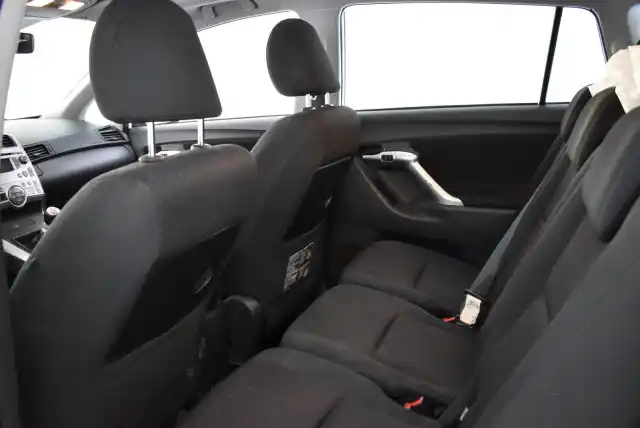 Valkoinen Tila-auto, Toyota Verso – TOZ-901