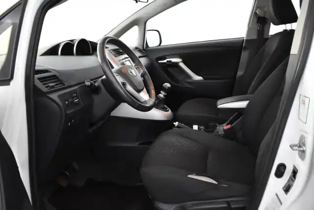 Valkoinen Tila-auto, Toyota Verso – TOZ-901