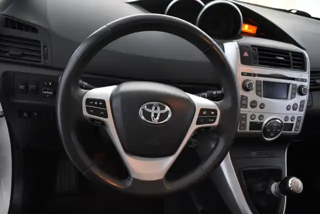 Valkoinen Tila-auto, Toyota Verso – TOZ-901