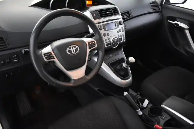 Valkoinen Tila-auto, Toyota Verso – TOZ-901