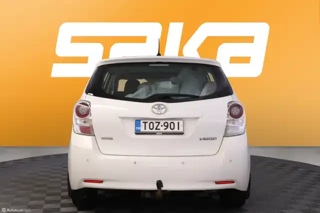 Valkoinen Tila-auto, Toyota Verso – TOZ-901