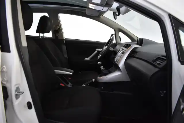 Valkoinen Tila-auto, Toyota Verso – TOZ-901