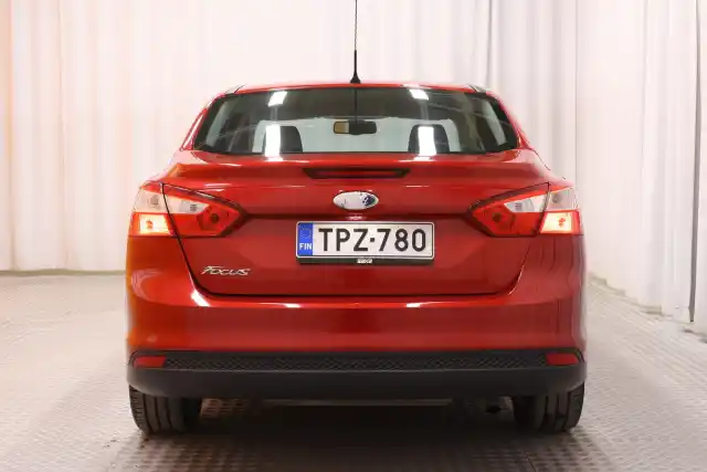 Punainen Sedan, Ford Focus – TPZ-780