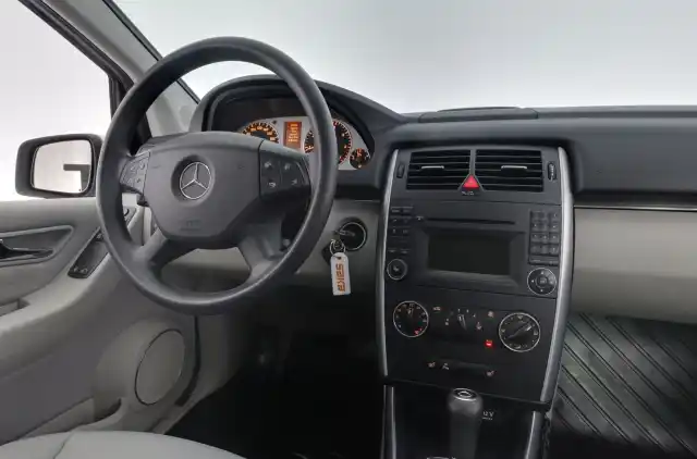 Harmaa Tila-auto, Mercedes-Benz B – TSZ-725