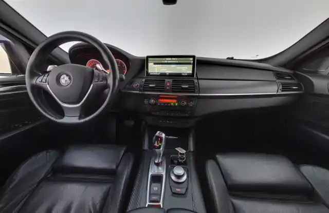 Harmaa Maastoauto, BMW X6 – TTY-553