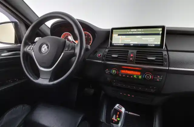 Harmaa Maastoauto, BMW X6 – TTY-553