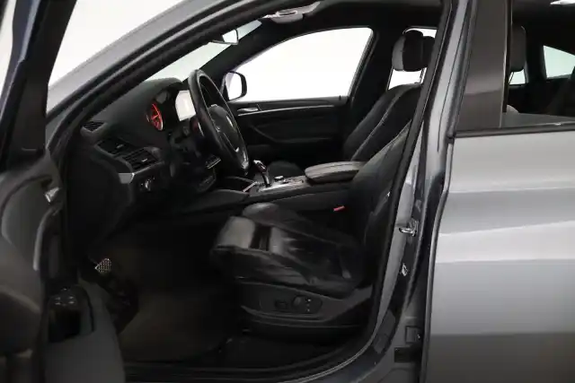 Harmaa Maastoauto, BMW X6 – TTY-553