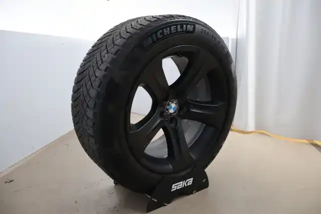 Harmaa Maastoauto, BMW X6 – TTY-553