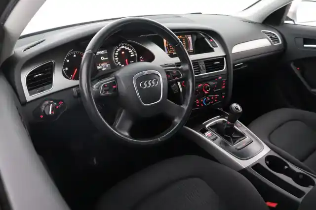 Valkoinen Sedan, Audi A4 – TUZ-469