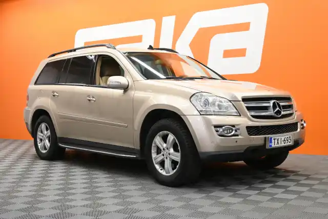 Harmaa Maastoauto, Mercedes-Benz GL – TXI-693