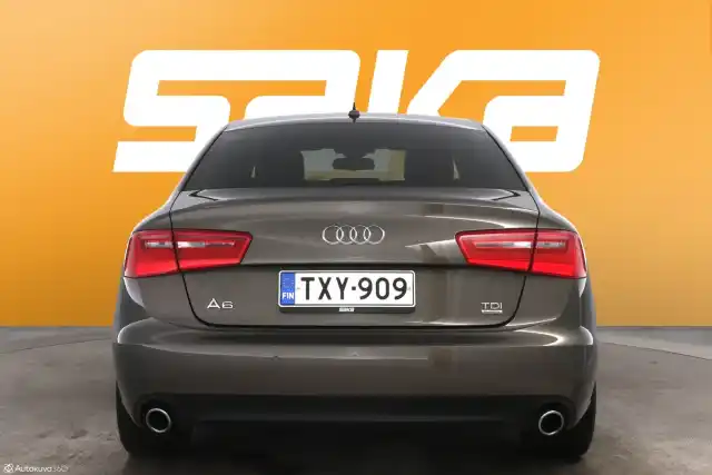 Harmaa Sedan, Audi A6 – TXY-909