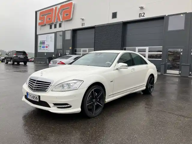 Valkoinen Sedan, Mercedes-Benz S – TYS-856