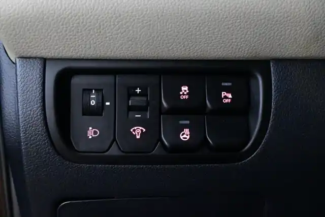 Ruskea Viistoperä, Kia Rio – TYX-564