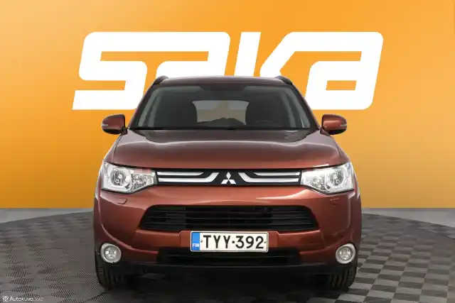 Ruskea Maastoauto, Mitsubishi Outlander – TYY-392