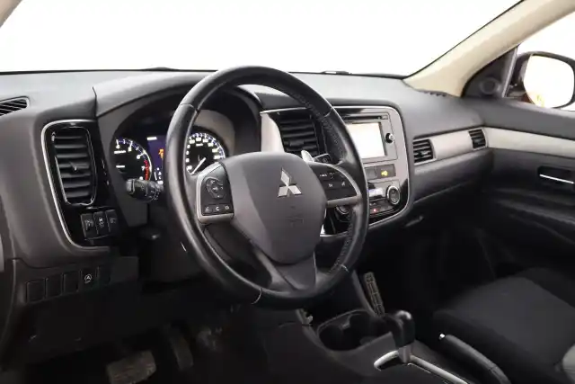 Ruskea Maastoauto, Mitsubishi Outlander – TYY-392