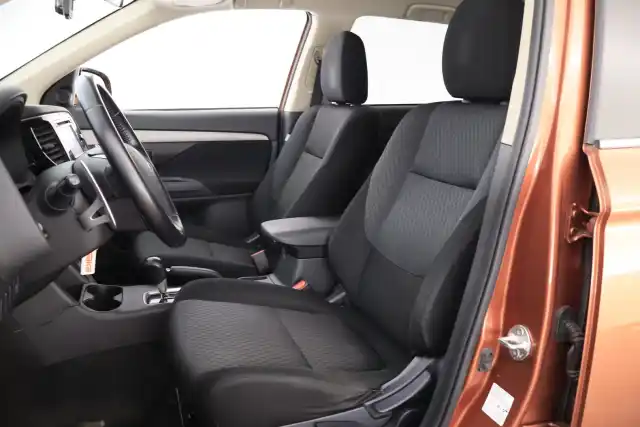 Ruskea Maastoauto, Mitsubishi Outlander – TYY-392