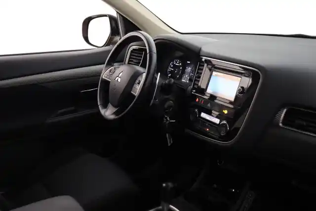 Ruskea Maastoauto, Mitsubishi Outlander – TYY-392