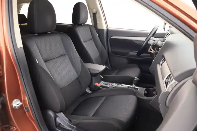 Ruskea Maastoauto, Mitsubishi Outlander – TYY-392