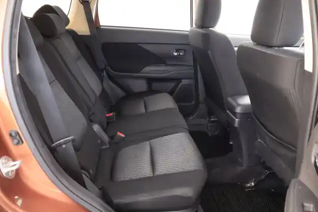 Ruskea Maastoauto, Mitsubishi Outlander – TYY-392