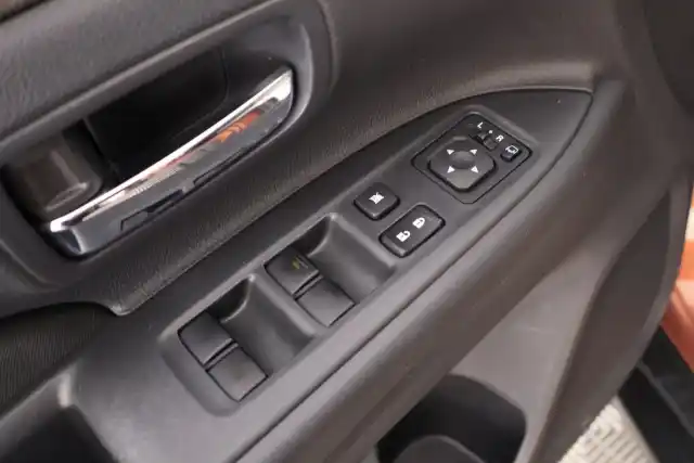 Ruskea Maastoauto, Mitsubishi Outlander – TYY-392