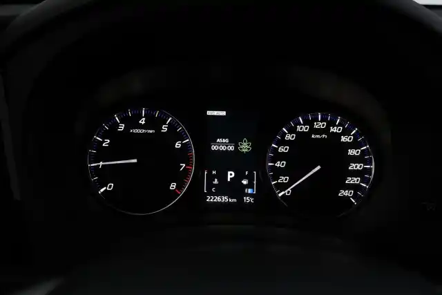 Ruskea Maastoauto, Mitsubishi Outlander – TYY-392