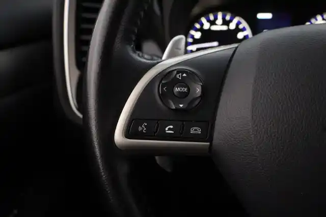 Ruskea Maastoauto, Mitsubishi Outlander – TYY-392