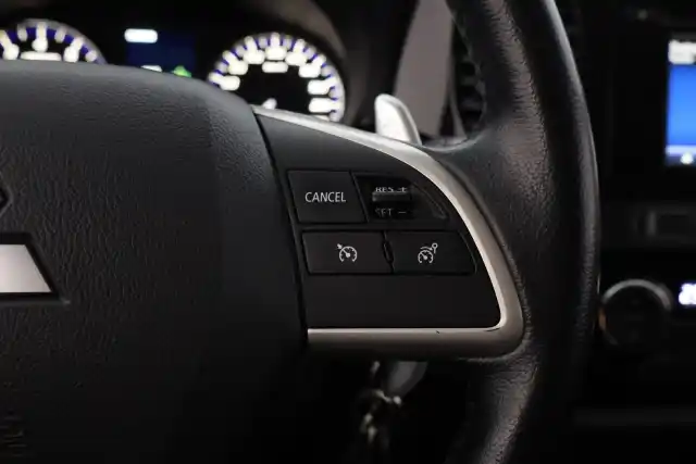 Ruskea Maastoauto, Mitsubishi Outlander – TYY-392