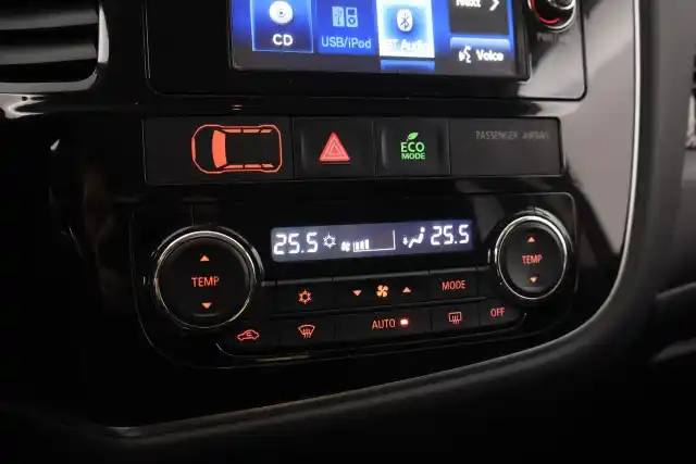 Ruskea Maastoauto, Mitsubishi Outlander – TYY-392