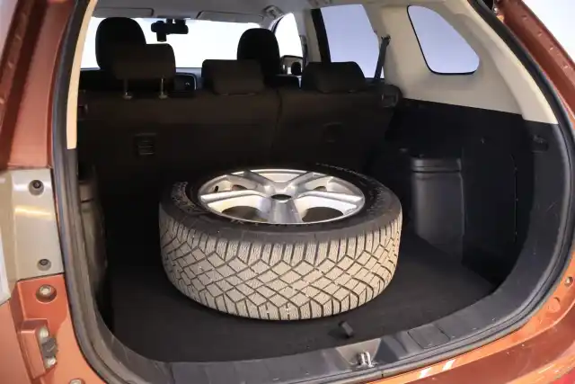 Ruskea Maastoauto, Mitsubishi Outlander – TYY-392