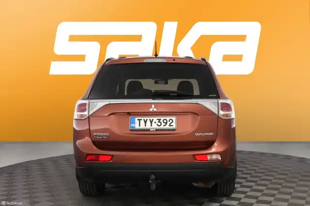 Ruskea Maastoauto, Mitsubishi Outlander – TYY-392