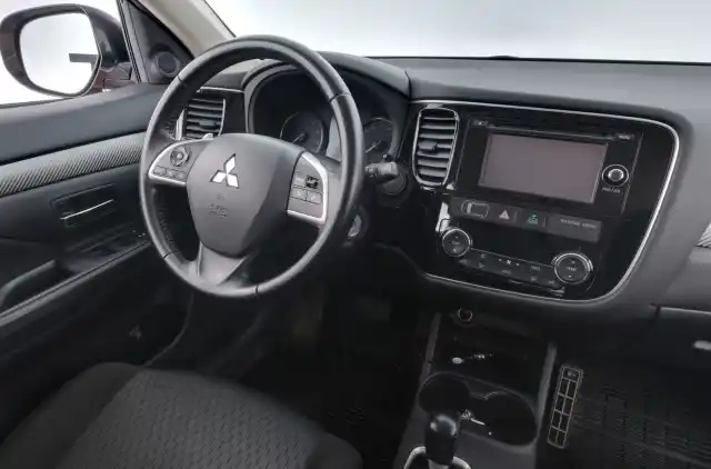 Ruskea Maastoauto, Mitsubishi Outlander – TYY-392