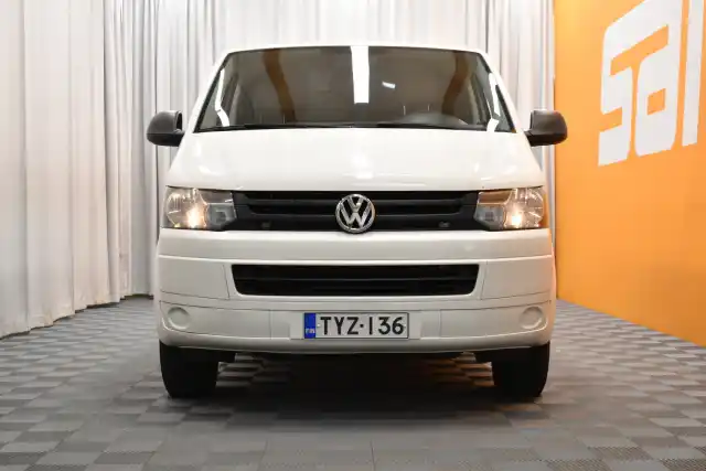 Valkoinen Pakettiauto, Volkswagen Transporter – TYZ-136