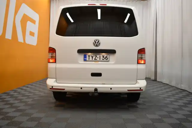 Valkoinen Pakettiauto, Volkswagen Transporter – TYZ-136