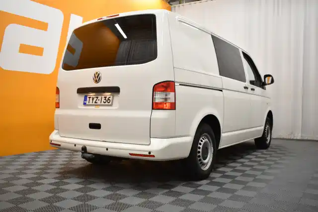 Valkoinen Pakettiauto, Volkswagen Transporter – TYZ-136